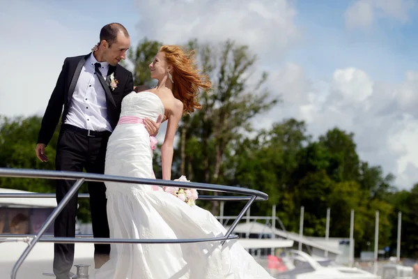 Wedding couple hugging on yacht — Stock Photo, Image