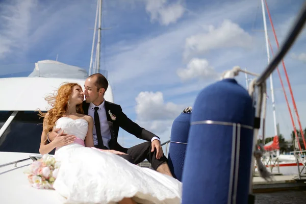 Hochzeitspaar umarmt sich auf Jacht — Stockfoto