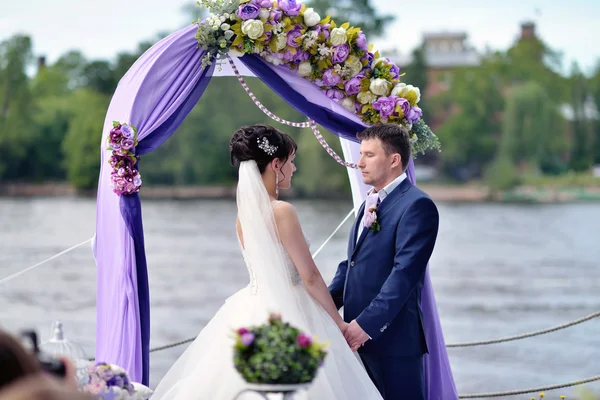 Sposa con sposo ad arco nuziale — Foto Stock