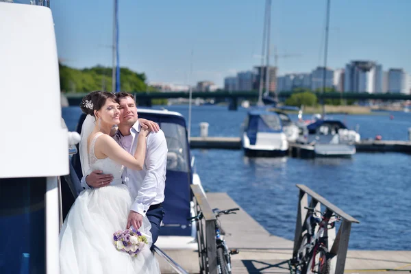 Bellezza sposa con sposo su yacht — Foto Stock