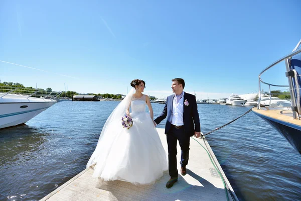 Sposa con sposo sul molo al fiume — Foto Stock