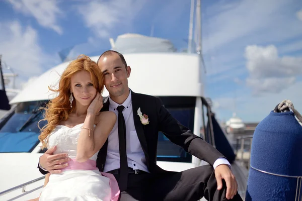 Wedding couple hugging on yacht — Stock Photo, Image