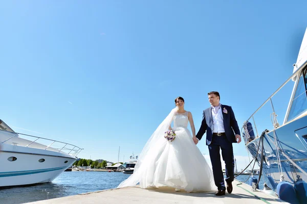 Sposa con sposo sul molo al fiume — Foto Stock