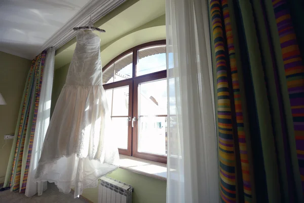 Vestido de noiva branco bonito — Fotografia de Stock