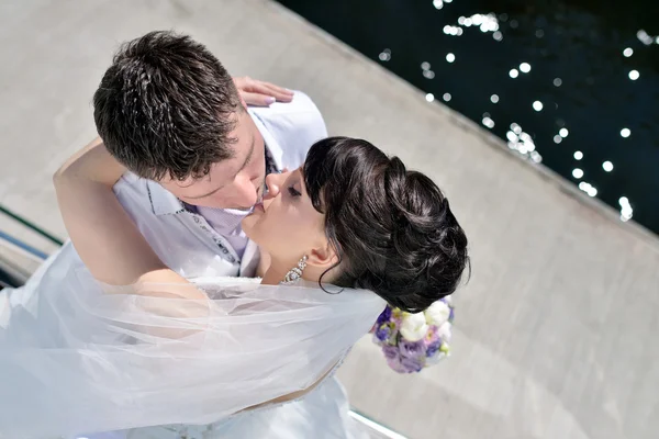 Matrimonio coppia abbracci su yacht — Foto Stock