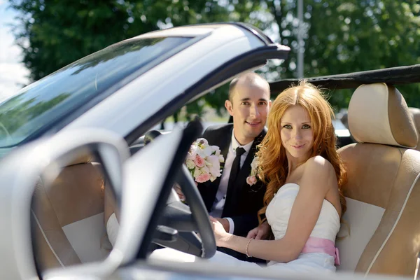 Esküvői pár autó ragaszkodás — Stock Fotó