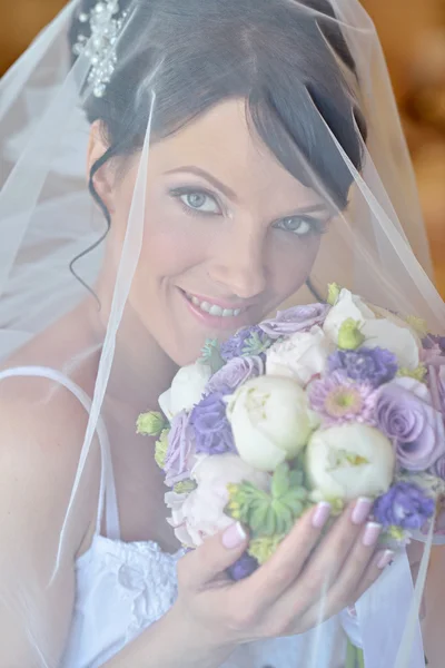 Hermosa novia con ramo de boda —  Fotos de Stock
