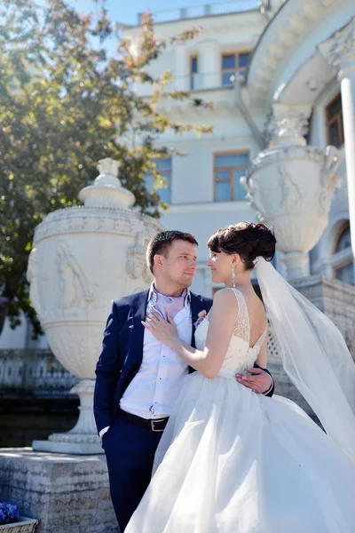 Matrimonio coppia abbracciarsi a vicenda — Foto Stock