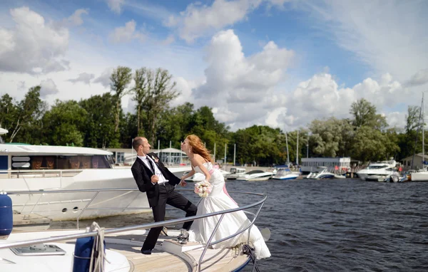 Braut mit Bräutigam hat Spaß auf Jacht — Stockfoto