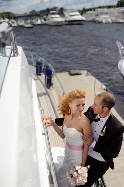 Wedding couple hugging on yacht — Stock Photo, Image