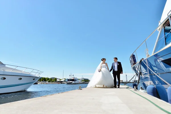 Sposa con sposo sul molo al fiume — Foto Stock