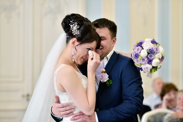 Noiva de beleza e noivo registrando casamento — Fotografia de Stock