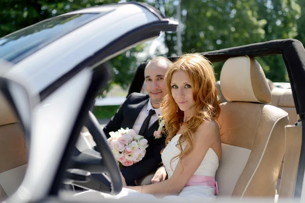 Arabaya sarılma Düğün çifti — Stok fotoğraf