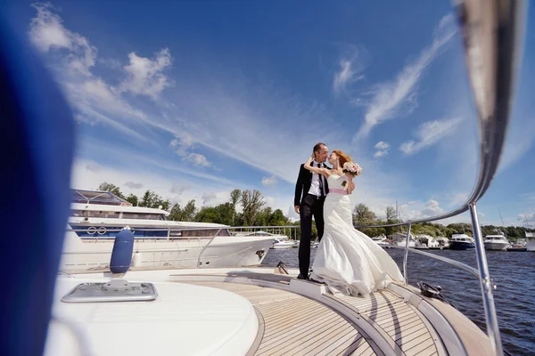 Matrimonio coppia abbracci su yacht — Foto Stock