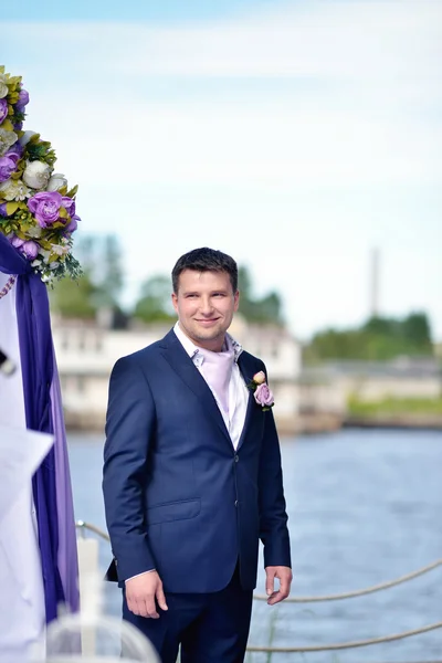Schöner Bräutigam im Anzug — Stockfoto