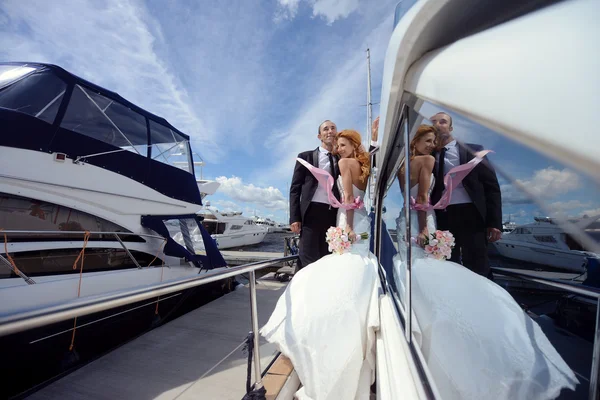 Matrimonio coppia abbracci su yacht — Foto Stock