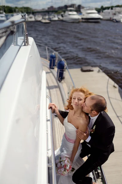 Matrimonio coppia abbracci su yacht — Foto Stock