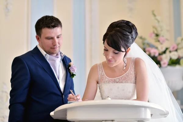 Skönhet brud och brudgum registrera äktenskapet — Stockfoto