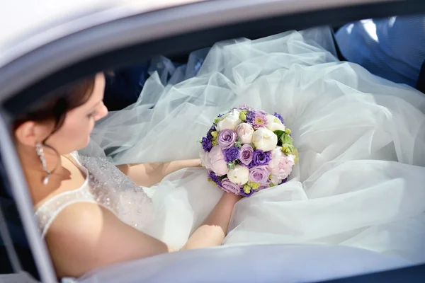 Mooie bruid in auto — Stockfoto