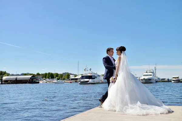 Novia con novio en muelle en el río — Foto de Stock