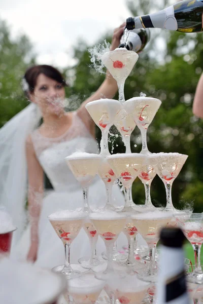 Bruid gieten champagne — Stockfoto