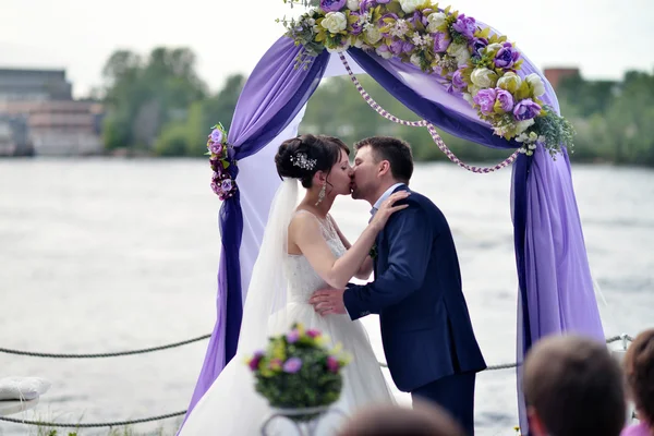 Sposa con sposo ad arco nuziale — Foto Stock