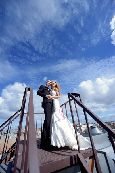 在屋顶上的新婚夫妇 — 图库照片