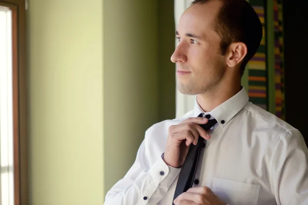 Bruidegom is het dragen van stropdas — Stockfoto