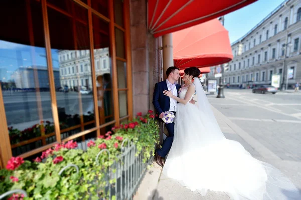 Sposa con sposo all'aperto — Foto Stock