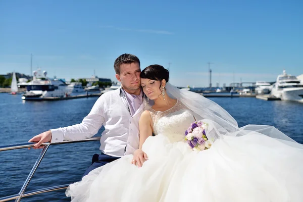 Краса нареченої з нареченим на яхті — стокове фото