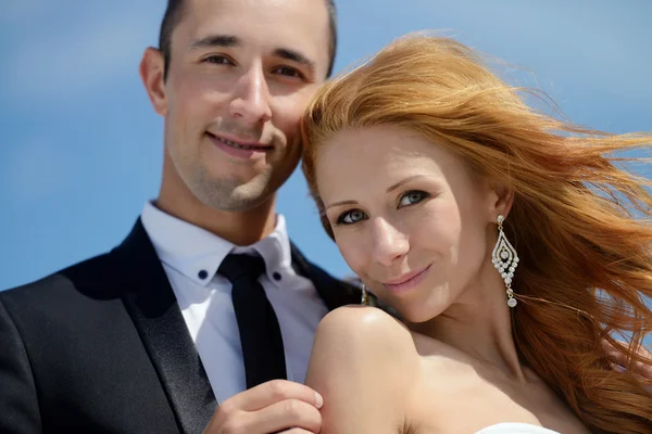 Wedding couple on nature — Stock Photo, Image