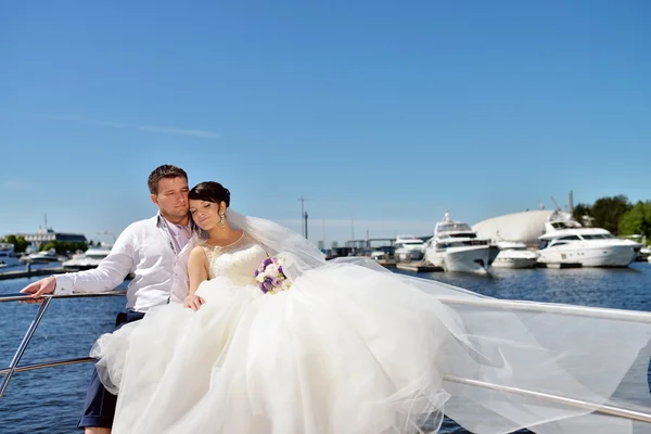 Beauty bride with groom on yacht — Stock Photo, Image