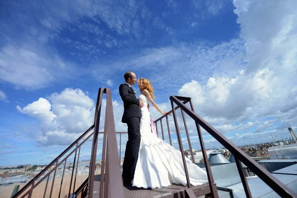 在屋顶上的新婚夫妇 — 图库照片