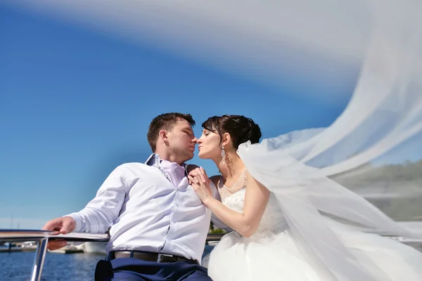Schönheitsbraut mit Bräutigam auf Jacht — Stockfoto
