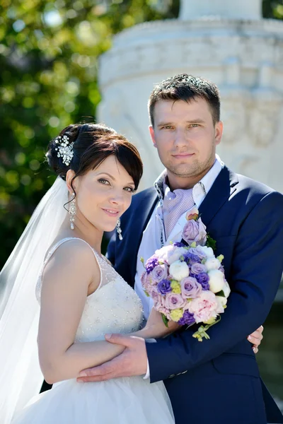 Bellezza Sposa con sposo in natura — Foto Stock