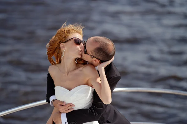 新娘与新郎在游艇上玩耍 — 图库照片
