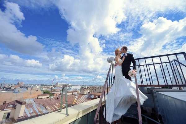 Casal de casamento no telhado — Fotografia de Stock