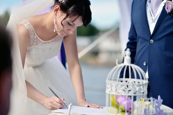 Schöne Braut, die ihre Ehe anmeldet — Stockfoto