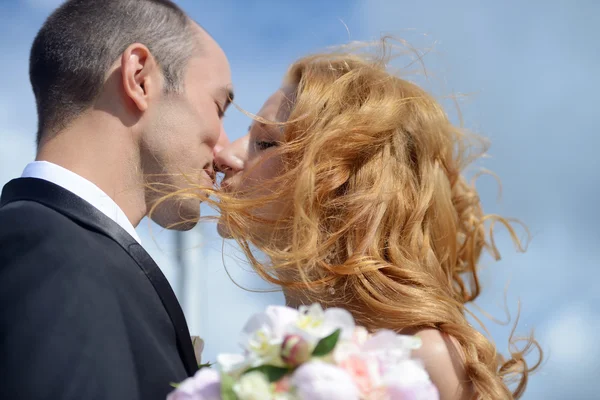 Beauty bride with groom in nature — Stock Photo, Image