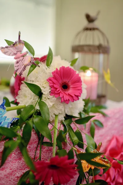 Blumen auf dem Hochzeitstisch Stockbild