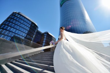 Gelinlik içinde güzel gelin