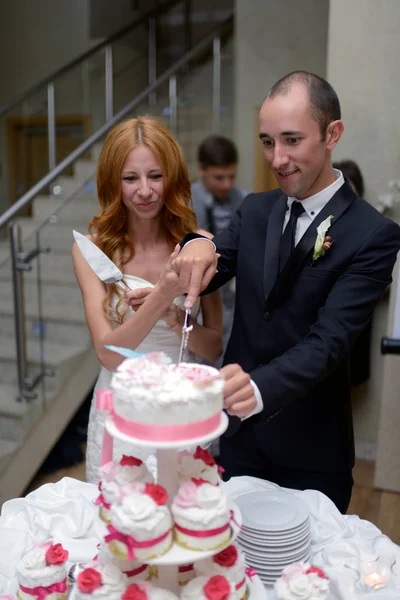 결혼식 케이크를 자르는 신랑 과 신부 — 스톡 사진