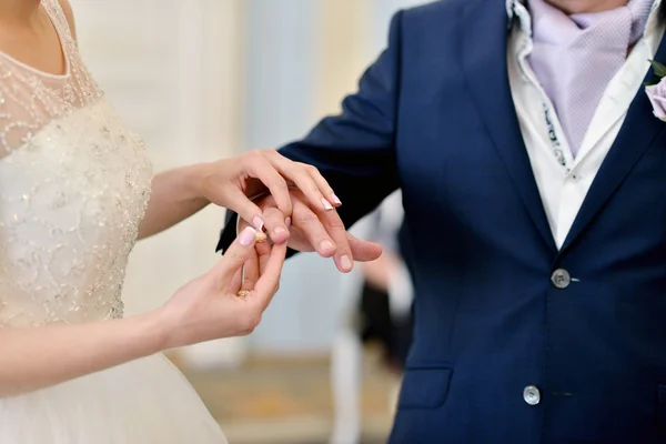 Жених и невеста, регистрирующие брак — стоковое фото