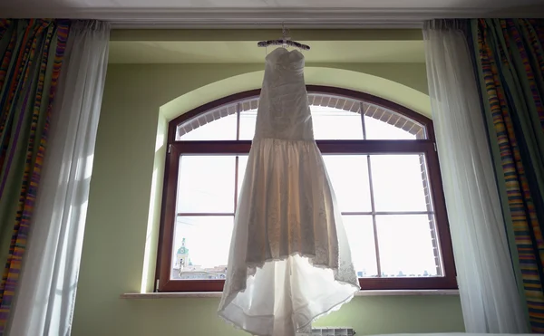 Vestido de noiva branco bonito — Fotografia de Stock