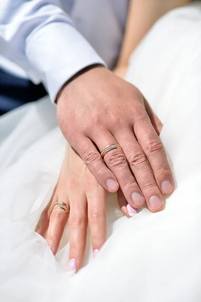 Hände mit Eheringen — Stockfoto