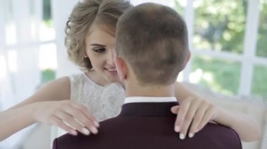 Gelin ve damat sarılıyor.