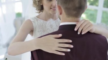 Gelin ve damat sarılıyor.