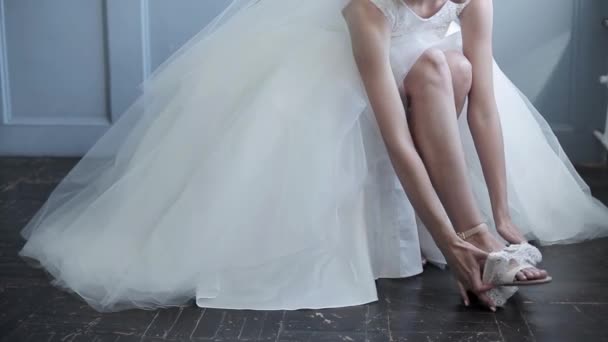 Nevěsta na sobě svatební podvazek — Stock video
