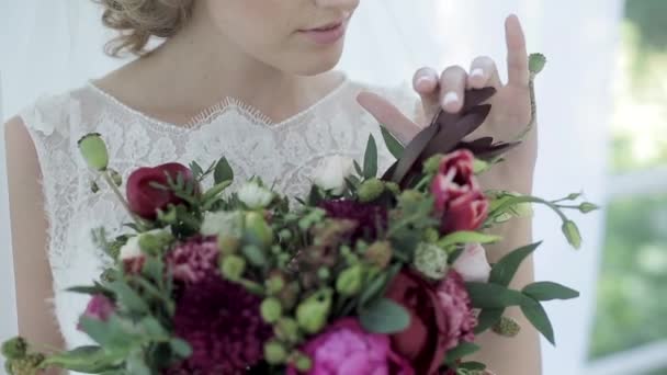 Braut rührt schönen Strauß an — Stockvideo