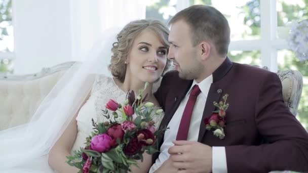 Braut und Bräutigam umarmen sich — Stockvideo